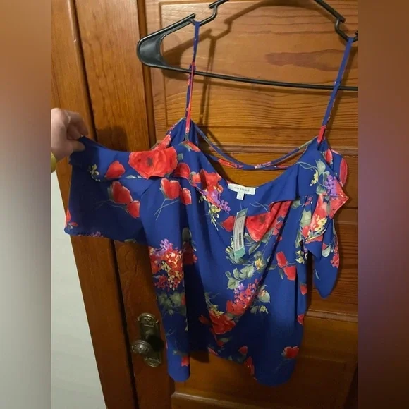 New With Tags Skies are Blue Flowy Off Shoulder Blouse *make offers* - Picture 4 of 8